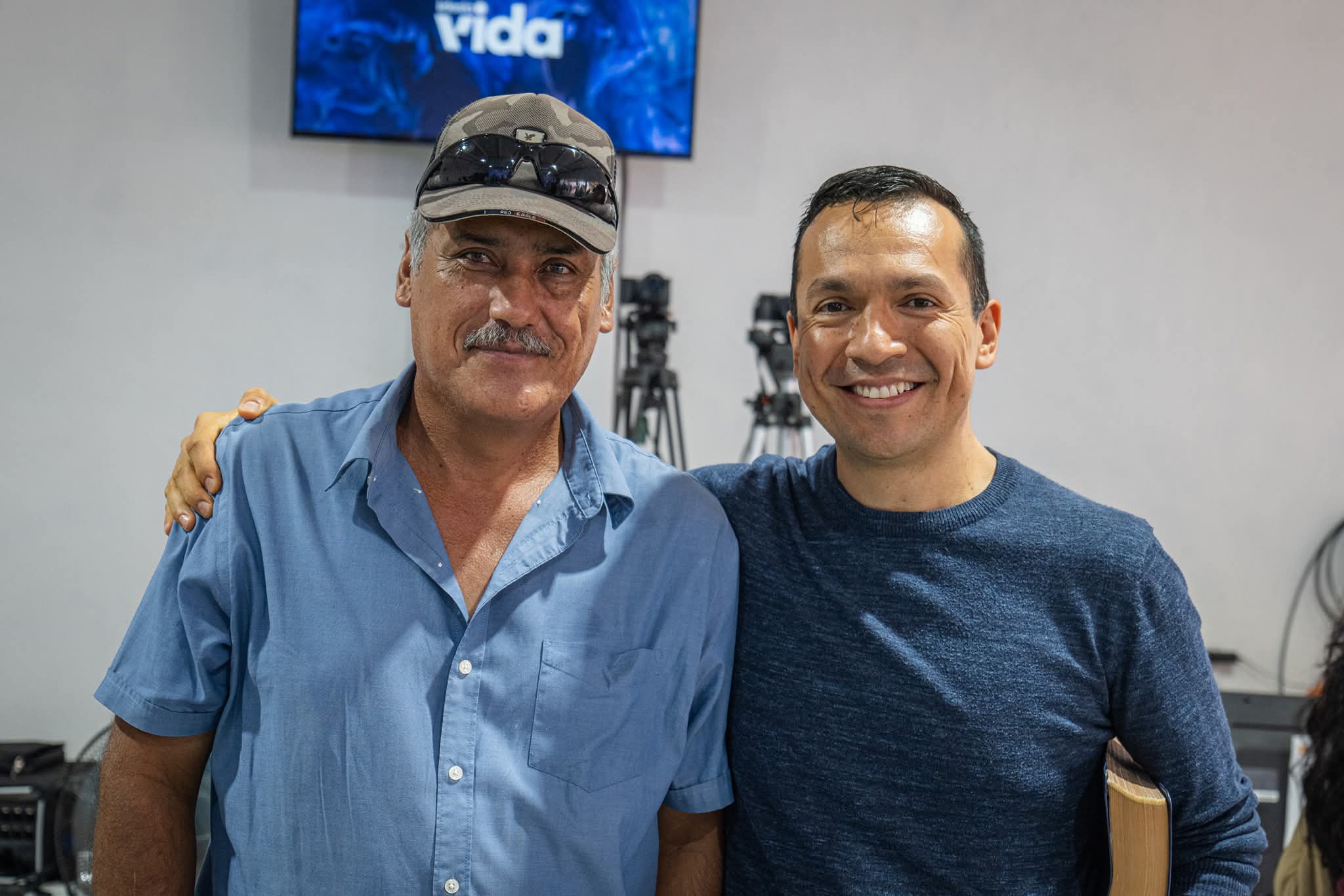 Dos hombres sonriendo con Biblia